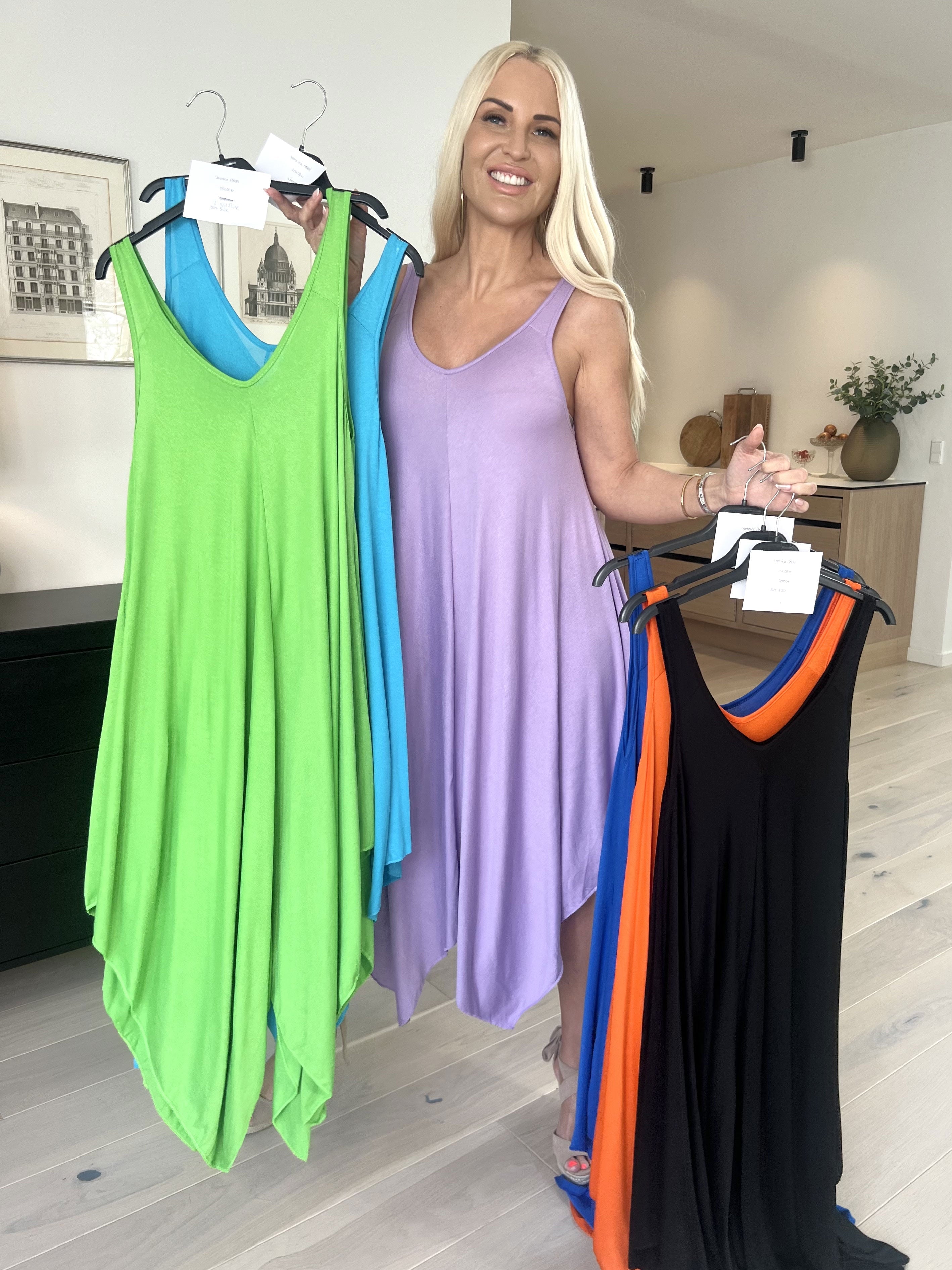 Veronica - Enfärgad sommarklänning med breda axelband